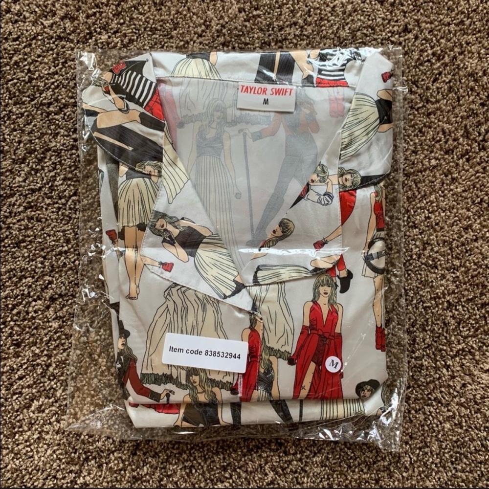 NEW Taylor Swift RED (Taylor’s Version) Eras Pajamas - Picture 10 of 11
